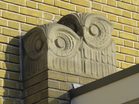 907157 Afbeelding van twee gebeeldhouwde uiltjes bij de luifel van het voormalige Stedelijk Gymnasium (Homeruslaan 40) ...